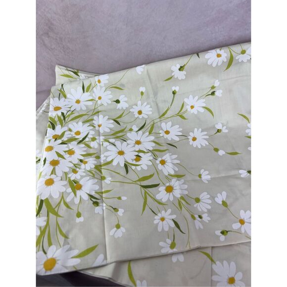 Vintage Daisy Pillowcases 1970s Set of 2 - Picture 2 of 6